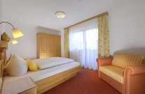 Ein grosszügiges Schlafzimmer mit gemütlicher Schlafcouch für einen entspannten Urlaub