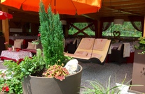 Schwebeliegen auf der Dachterrasse