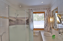 Badezimmer von Appartement Nr.105 mit Dusche und Badewanne