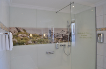Grosses Badezimmer von Appartement Nr.108 mit Dusche und Badewanne