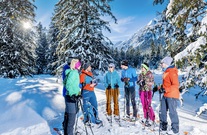 Schneeschuhwandern mit Freunden